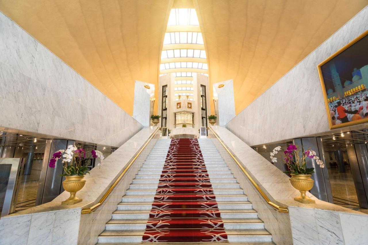Officers Club & Hotel Αμπού Ντάμπι Εξωτερικό φωτογραφία The staircase of the hotel