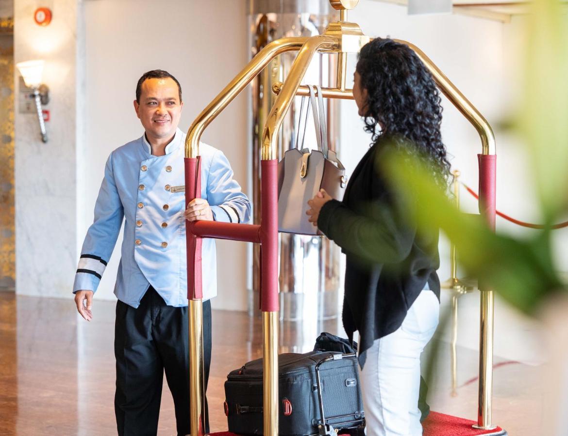 Officers Club & Hotel Αμπού Ντάμπι Εξωτερικό φωτογραφία A bellboy at work
