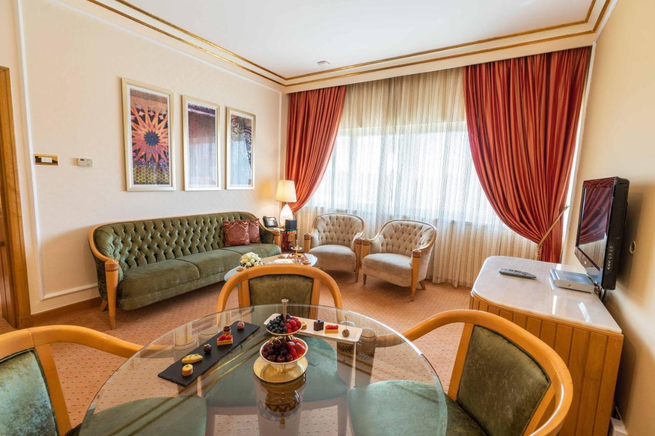 Officers Club & Hotel Αμπού Ντάμπι Εξωτερικό φωτογραφία A living room in a suite at the Grand Hotel