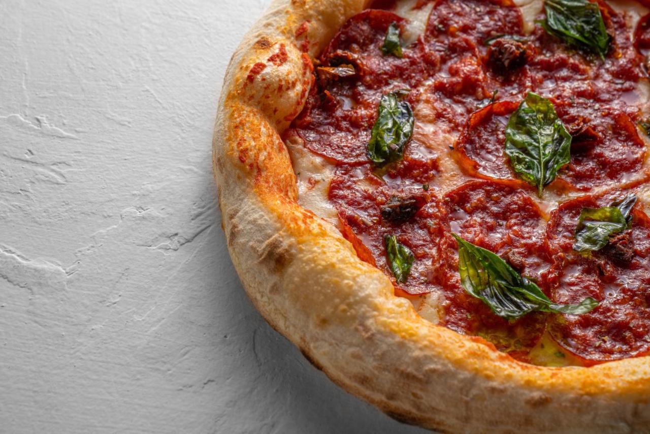 Officers Club & Hotel Αμπού Ντάμπι Εξωτερικό φωτογραφία A deep-dish pizza