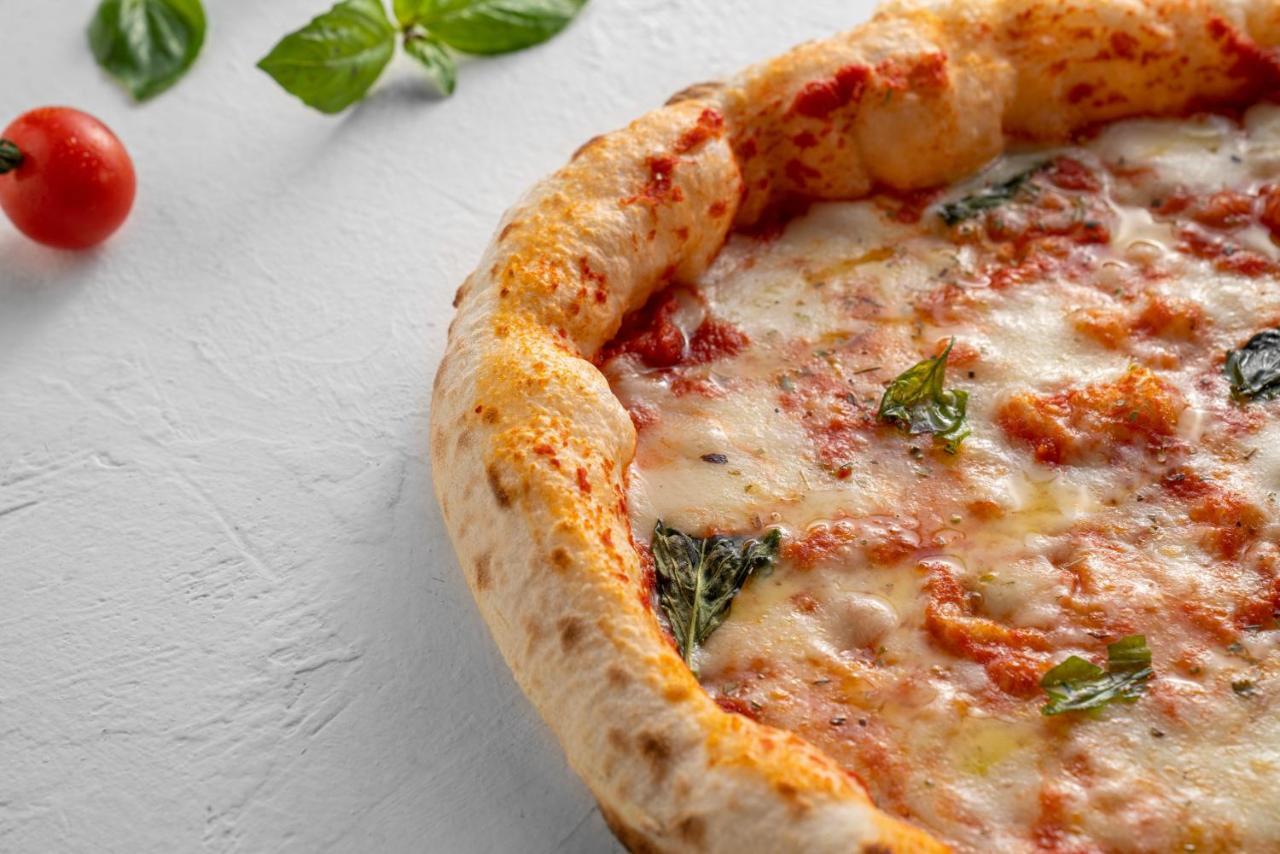 Officers Club & Hotel Αμπού Ντάμπι Εξωτερικό φωτογραφία A pizza with a deep-dish crust