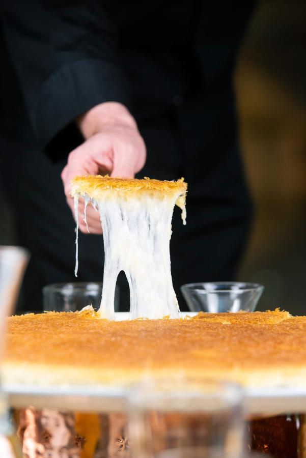Officers Club & Hotel Αμπού Ντάμπι Εξωτερικό φωτογραφία A cheese pull