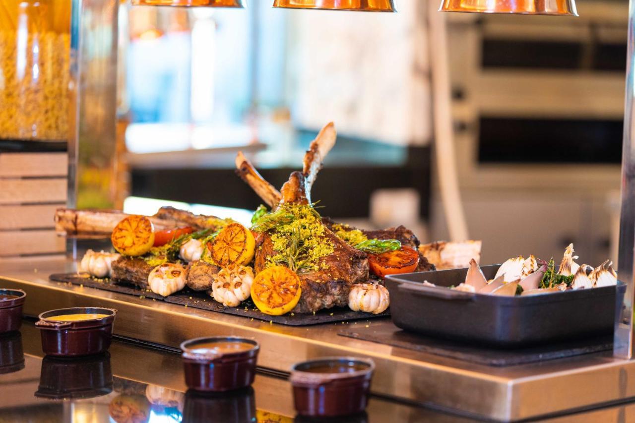 Officers Club & Hotel Αμπού Ντάμπι Εξωτερικό φωτογραφία A selection of grilled meat and vegetables