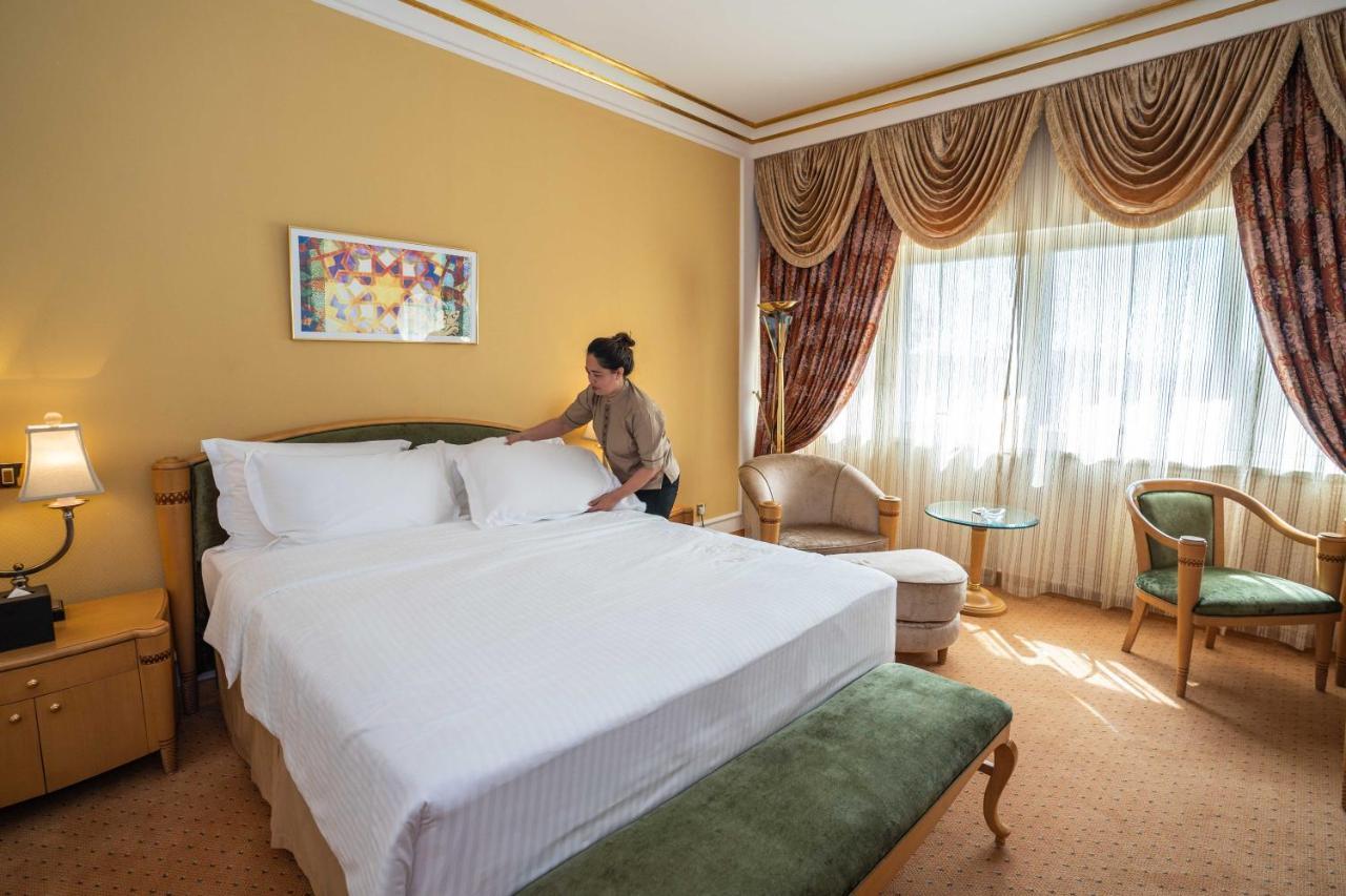 Officers Club & Hotel Αμπού Ντάμπι Εξωτερικό φωτογραφία A chambermaid making a bed in a hotel room