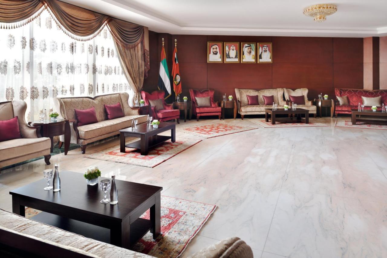 Officers Club & Hotel Αμπού Ντάμπι Εξωτερικό φωτογραφία The interior of the residence