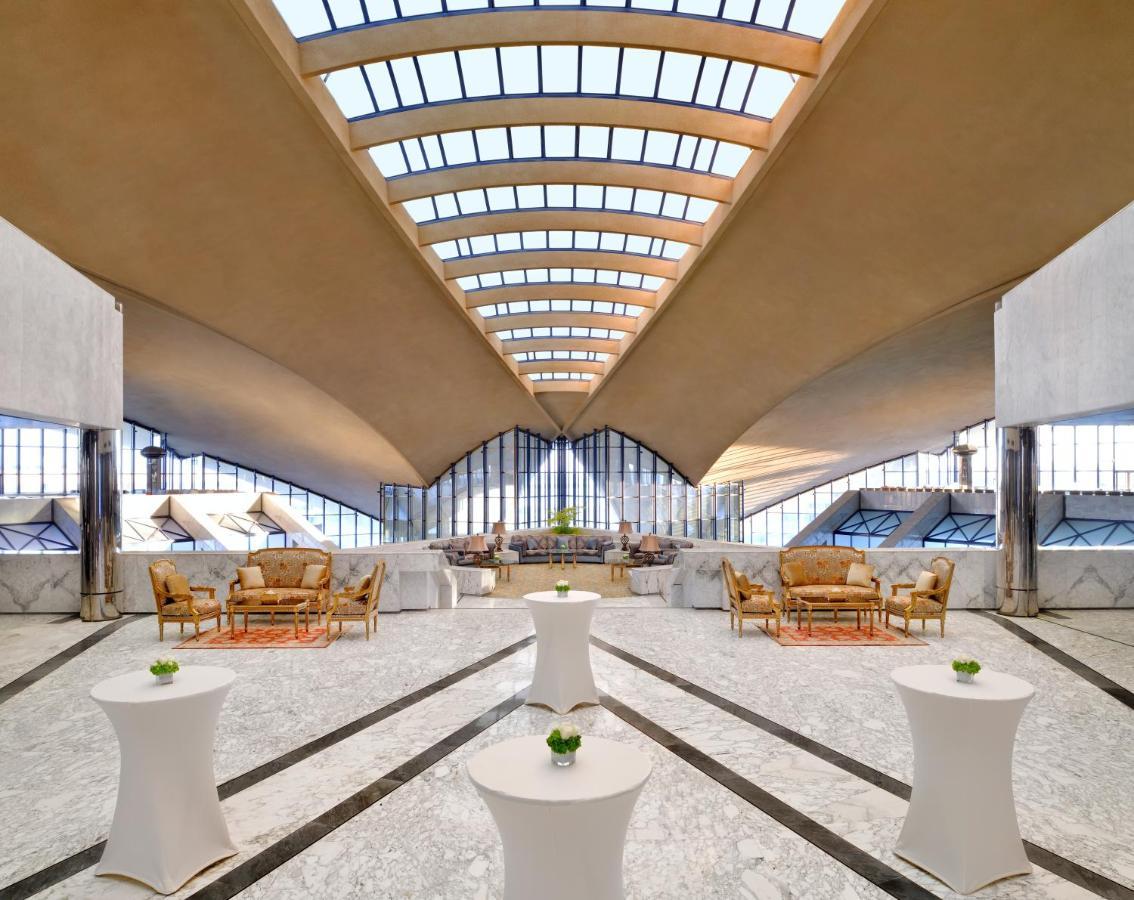 Officers Club & Hotel Αμπού Ντάμπι Εξωτερικό φωτογραφία The lobby of the hotel