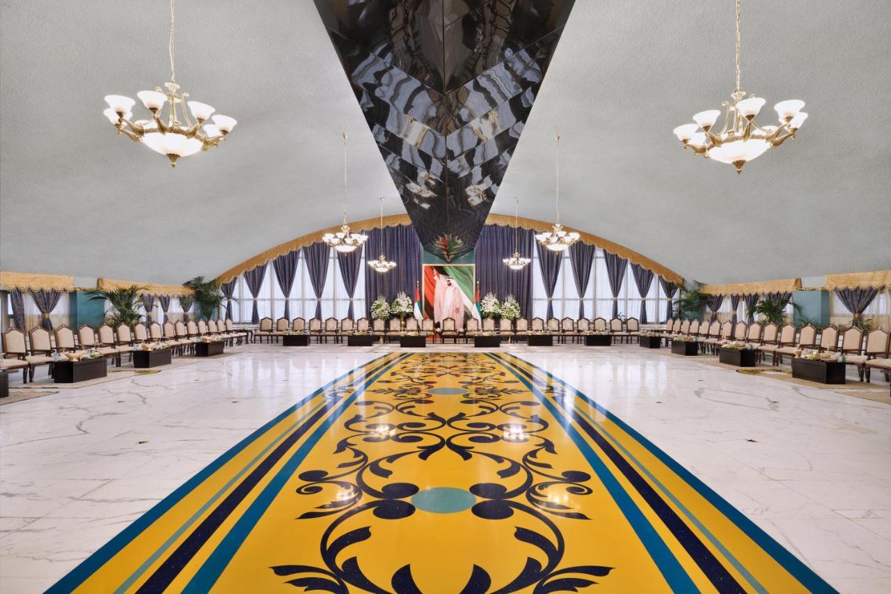 Officers Club & Hotel Αμπού Ντάμπι Εξωτερικό φωτογραφία The interior of the conference hall