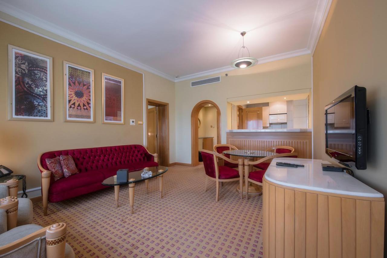 Officers Club & Hotel Αμπού Ντάμπι Εξωτερικό φωτογραφία A suite at the hotel