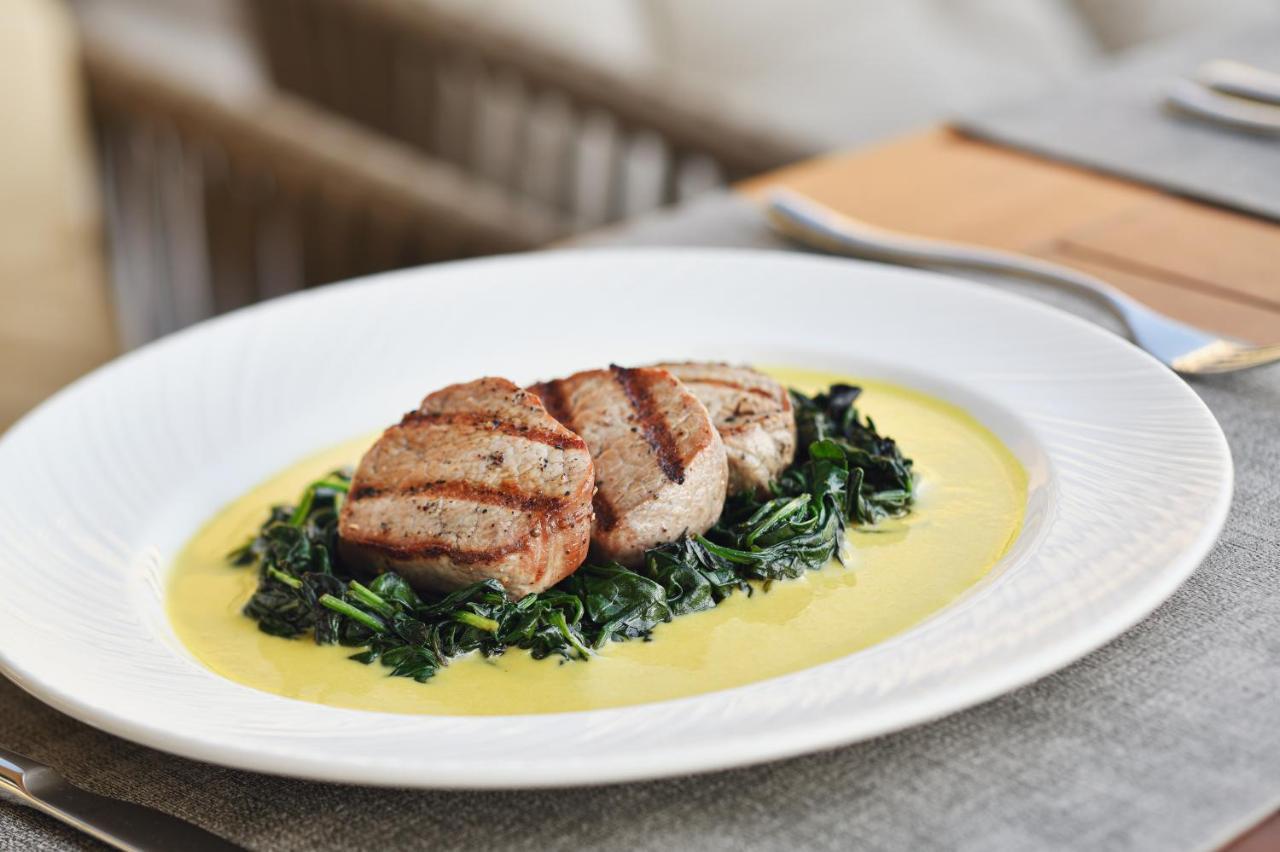 Officers Club & Hotel Αμπού Ντάμπι Εξωτερικό φωτογραφία A plate of chicken with lemon sauce