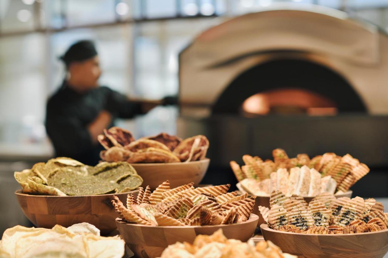 Officers Club & Hotel Αμπού Ντάμπι Εξωτερικό φωτογραφία A wood-fired oven in a restaurant