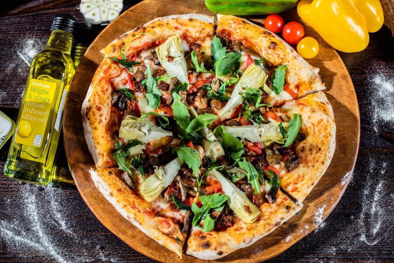 Officers Club & Hotel Αμπού Ντάμπι Εξωτερικό φωτογραφία A vegan pizza
