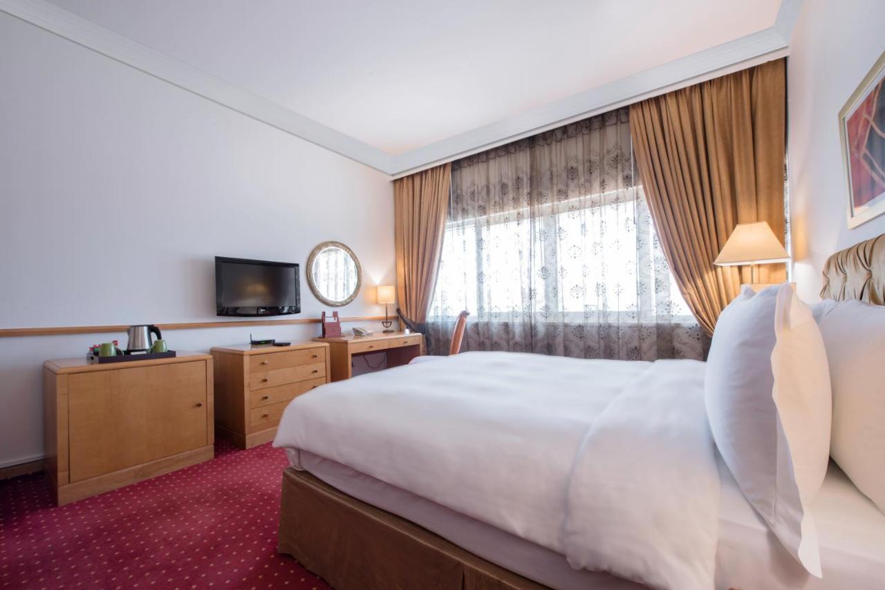 Officers Club & Hotel Αμπού Ντάμπι Εξωτερικό φωτογραφία A room at the hotel