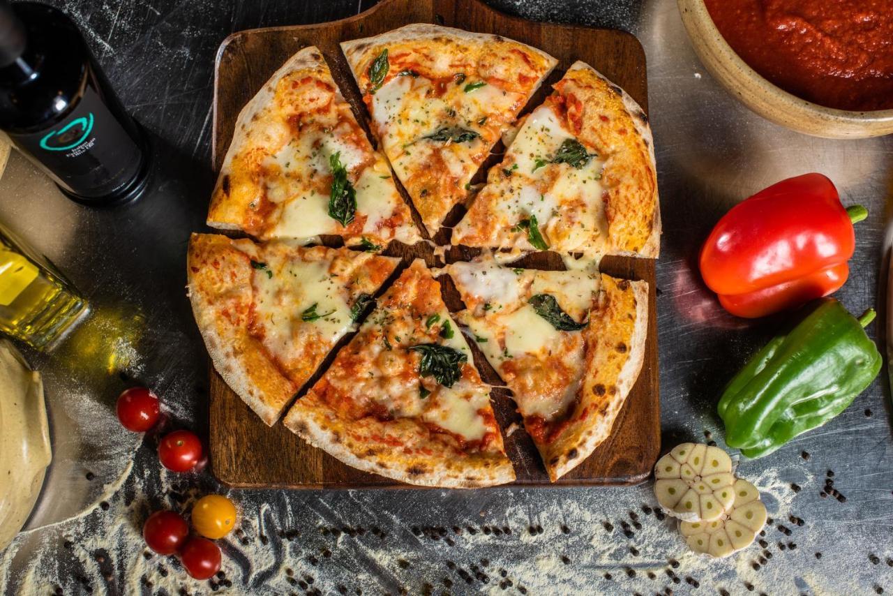 Officers Club & Hotel Αμπού Ντάμπι Εξωτερικό φωτογραφία Pizza