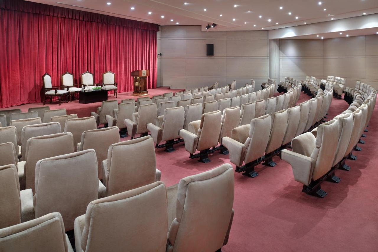 Officers Club & Hotel Αμπού Ντάμπι Εξωτερικό φωτογραφία The main auditorium