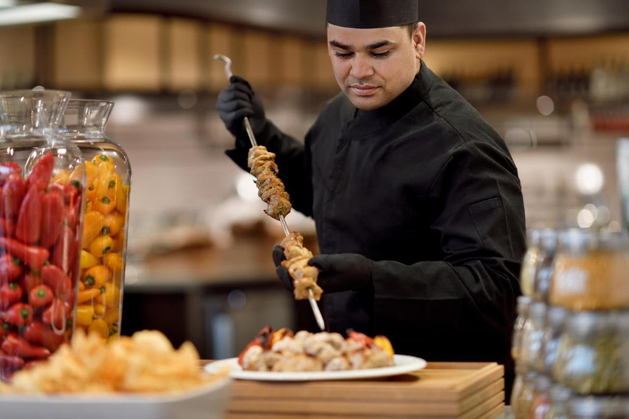 Officers Club & Hotel Αμπού Ντάμπι Εξωτερικό φωτογραφία A chef preparing food
