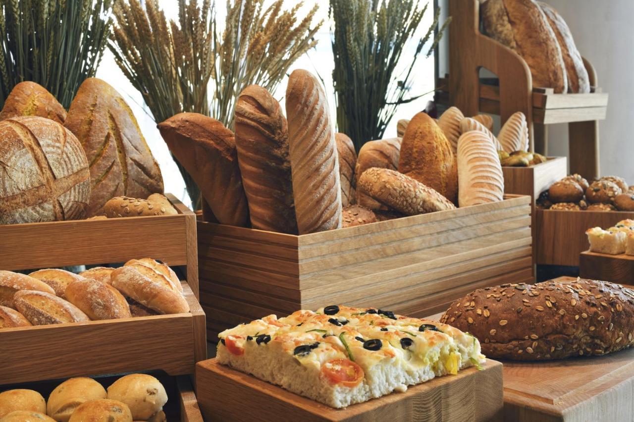Officers Club & Hotel Αμπού Ντάμπι Εξωτερικό φωτογραφία Bread