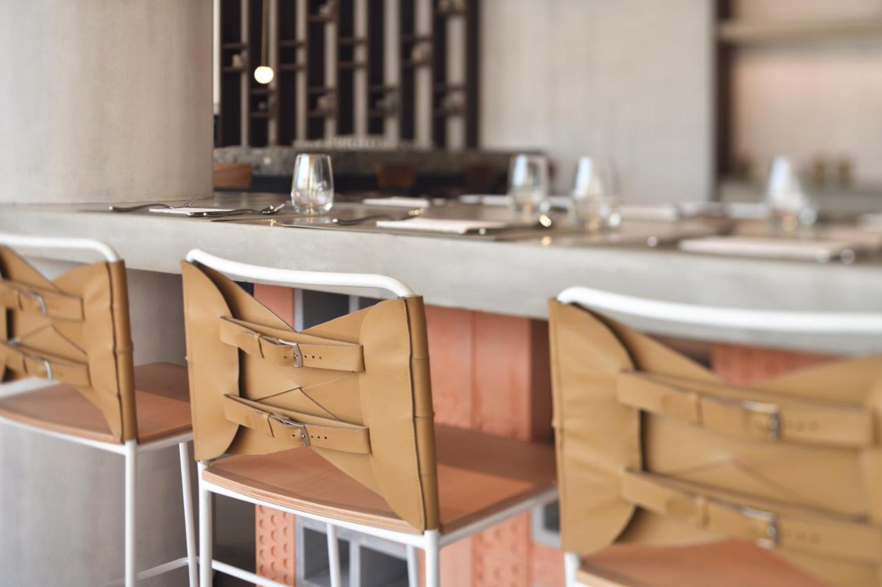 Officers Club & Hotel Αμπού Ντάμπι Εξωτερικό φωτογραφία The bar at the restaurant