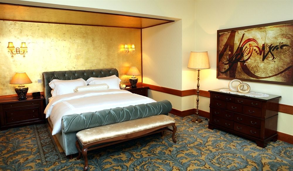 Officers Club & Hotel Αμπού Ντάμπι Εξωτερικό φωτογραφία A bedroom at the hotel