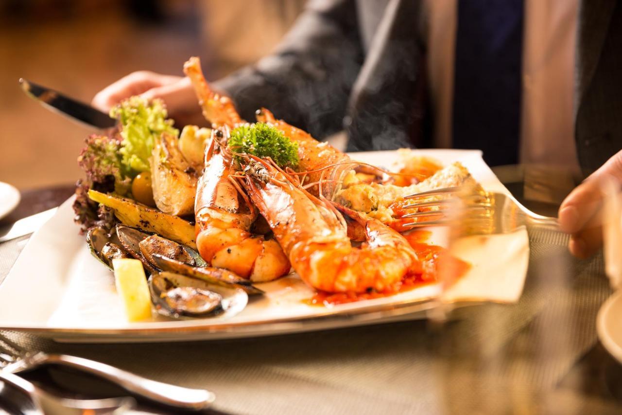 Officers Club & Hotel Αμπού Ντάμπι Εξωτερικό φωτογραφία A seafood platter