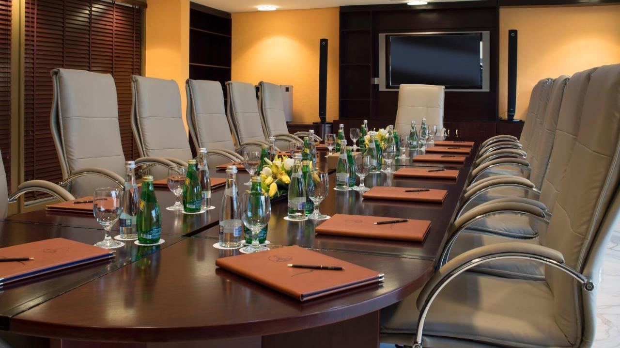 Officers Club & Hotel Αμπού Ντάμπι Εξωτερικό φωτογραφία A boardroom