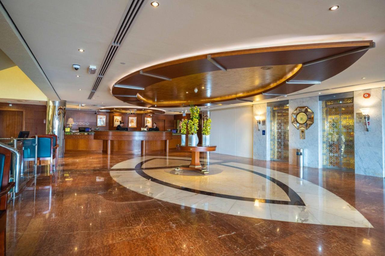 Officers Club & Hotel Αμπού Ντάμπι Εξωτερικό φωτογραφία The lobby of the hotel